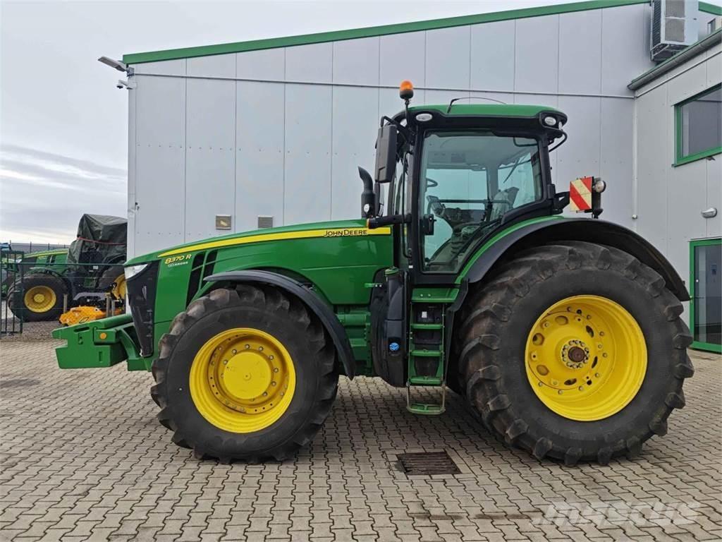 John Deere 8370R Traktory