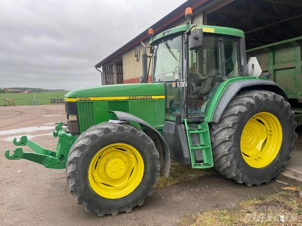 John Deere 6910-4+F Traktory