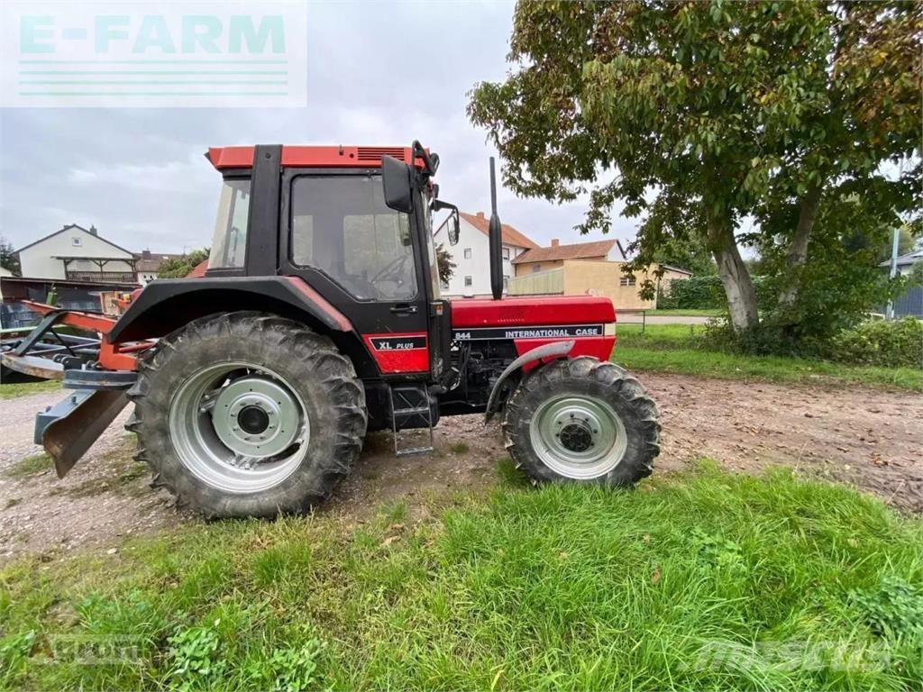 Case IH 844 a Traktory