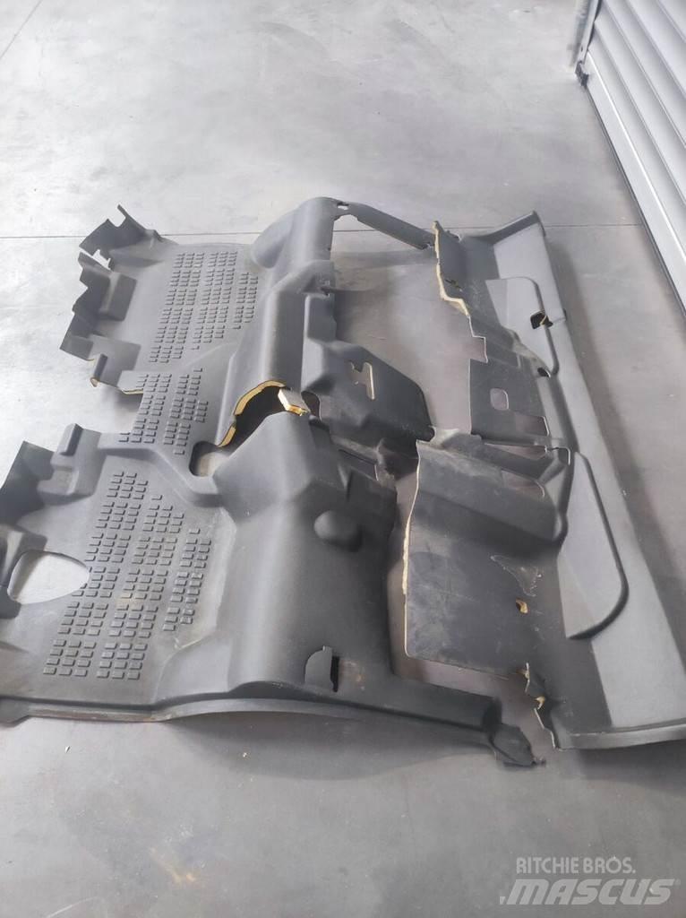 Nissan Floor Mat Kabiny a interiér