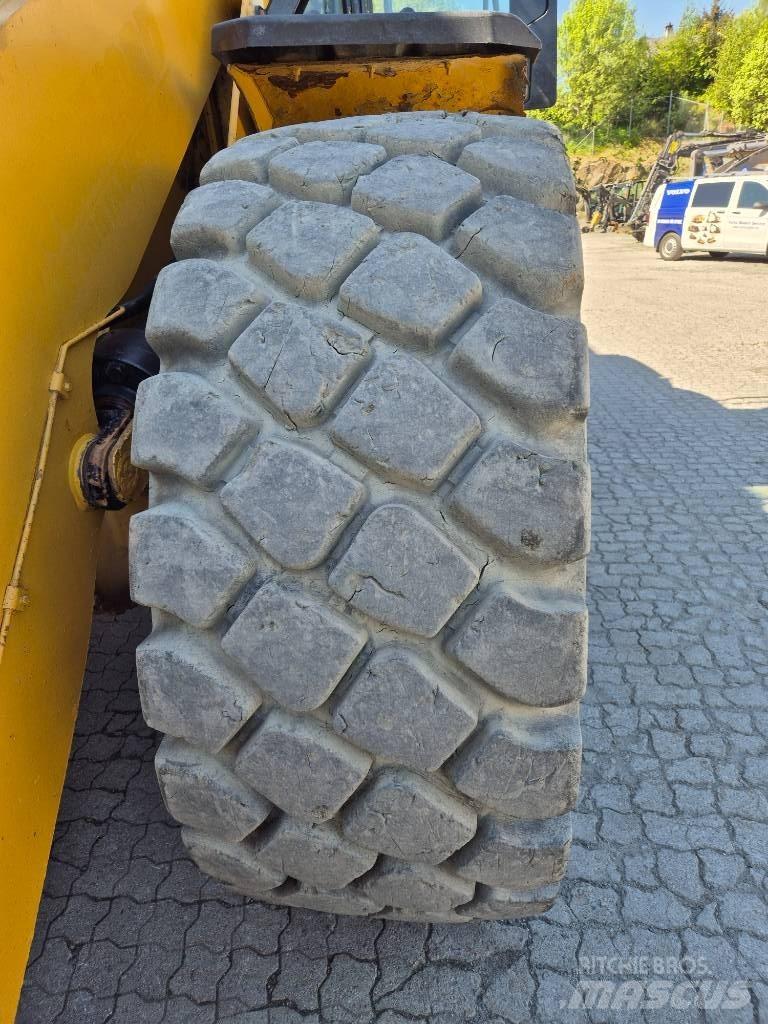CAT 966M Kolové nakladače