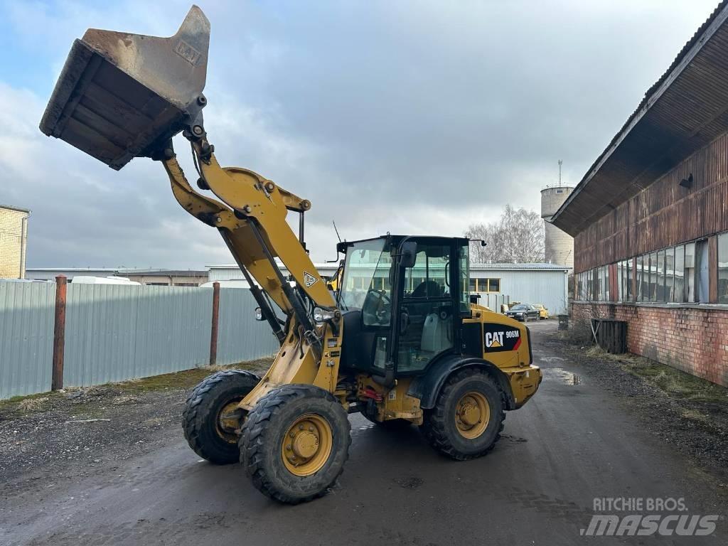 CAT 906 Kolové nakladače