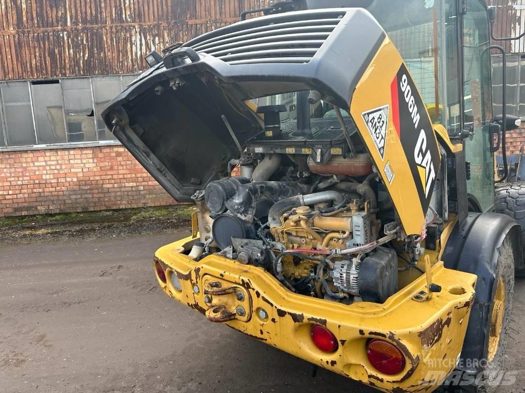 CAT 906 Kolové nakladače