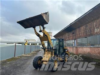 CAT 906 Kolové nakladače