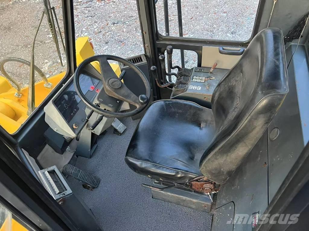 Komatsu WA 320-3 Kolové nakladače