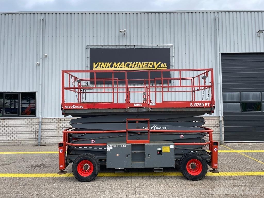 SkyJack SJ 9250 RT Nůžková zvedací plošina