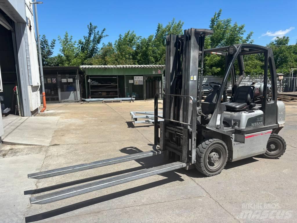 Nissan UD02A25PQ LPG vozíky