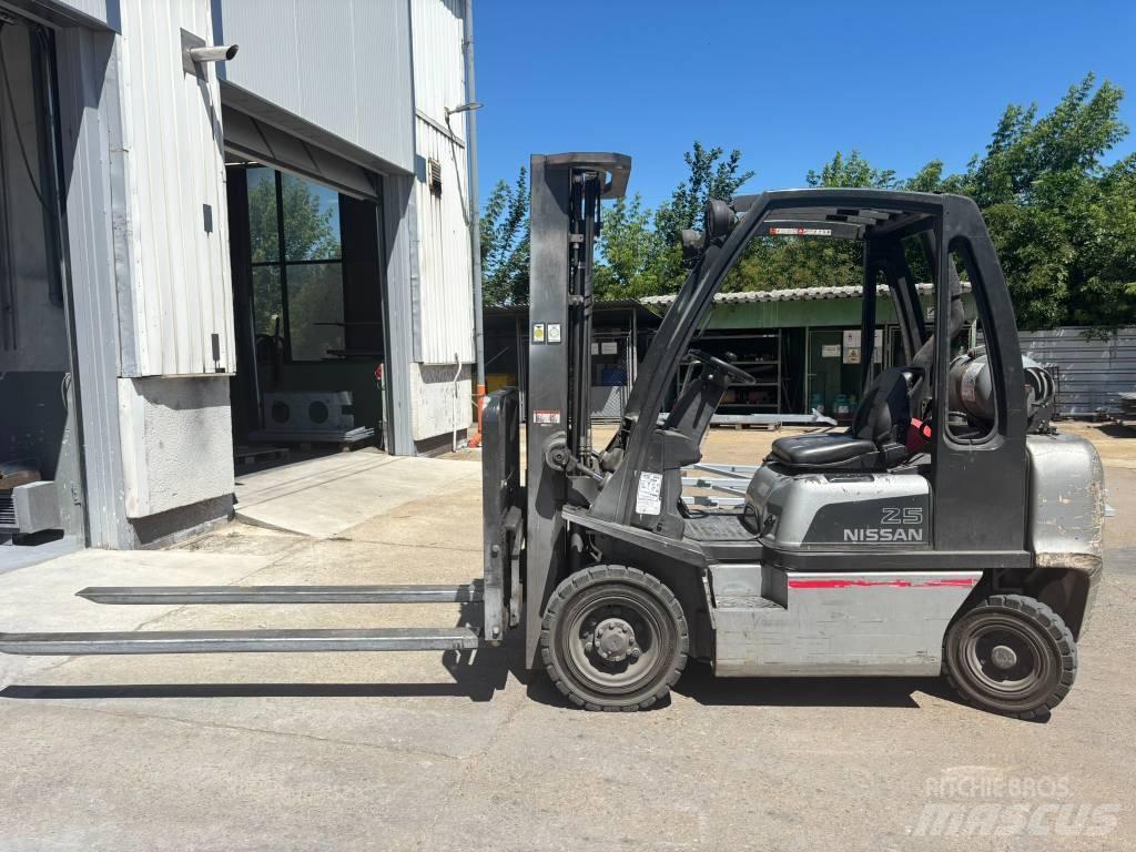 Nissan UD02A25PQ LPG vozíky