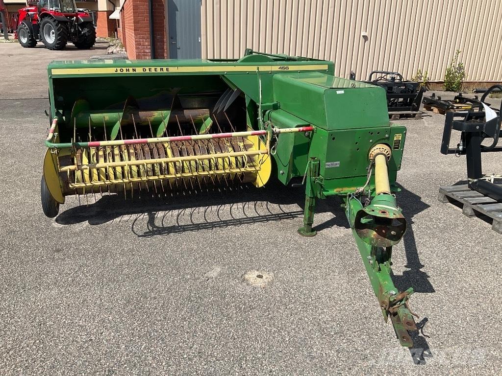 John Deere 440 Lis na hranaté balíky