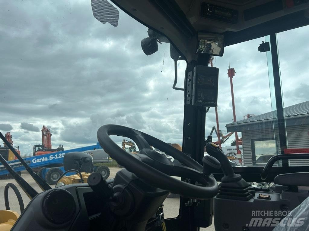 CAT 906 Kolové nakladače