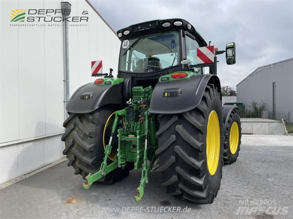 John Deere 6230R Traktory