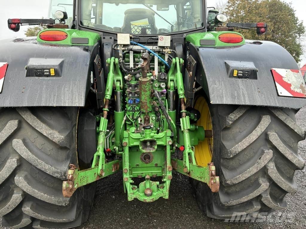 John Deere 6215R Traktory