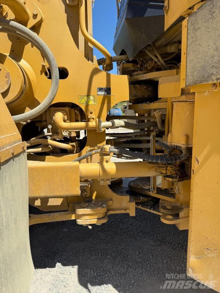 CAT 988 H Kolové nakladače