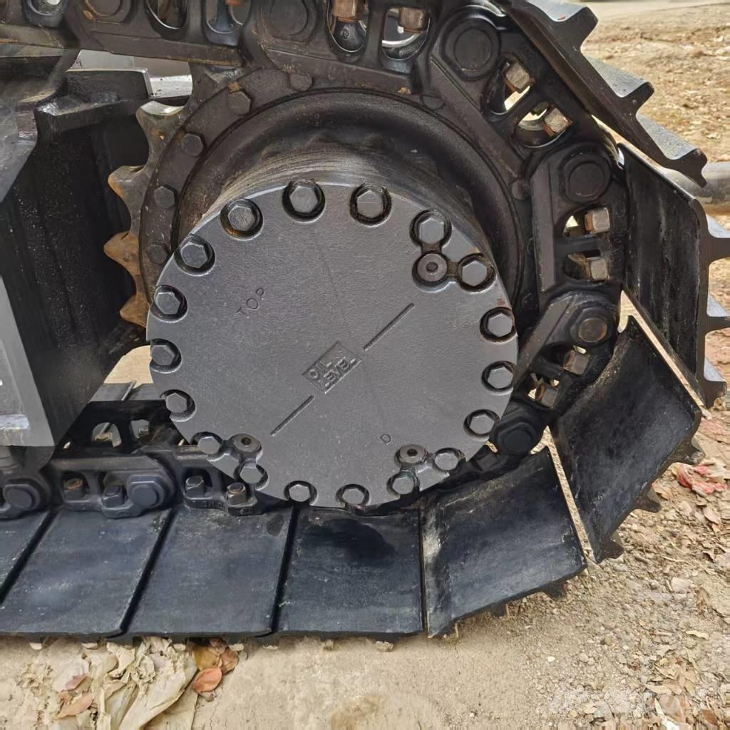 Komatsu PC 200-8 Pásová rýpadla