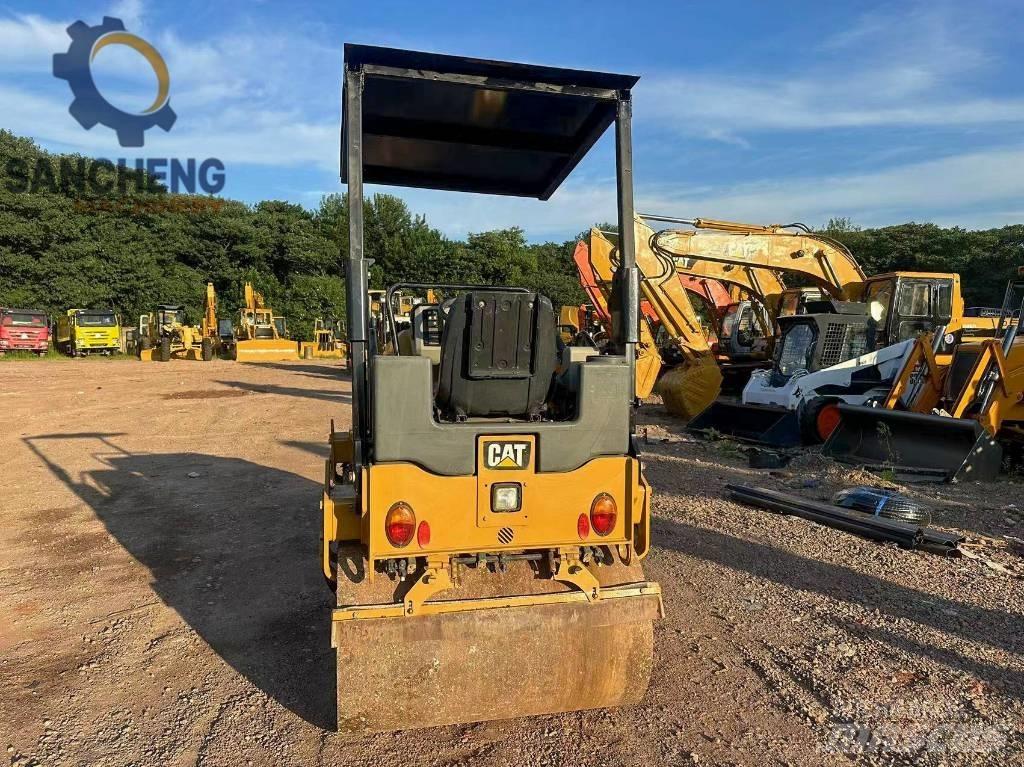 CAT CB24B Tandemové válce