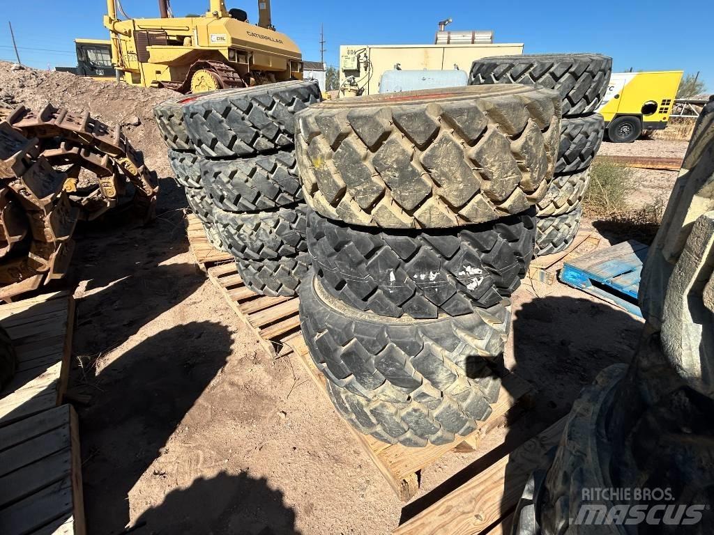 Bobcat 12x16.5 Tires Pneumatiky, kola a ráfky