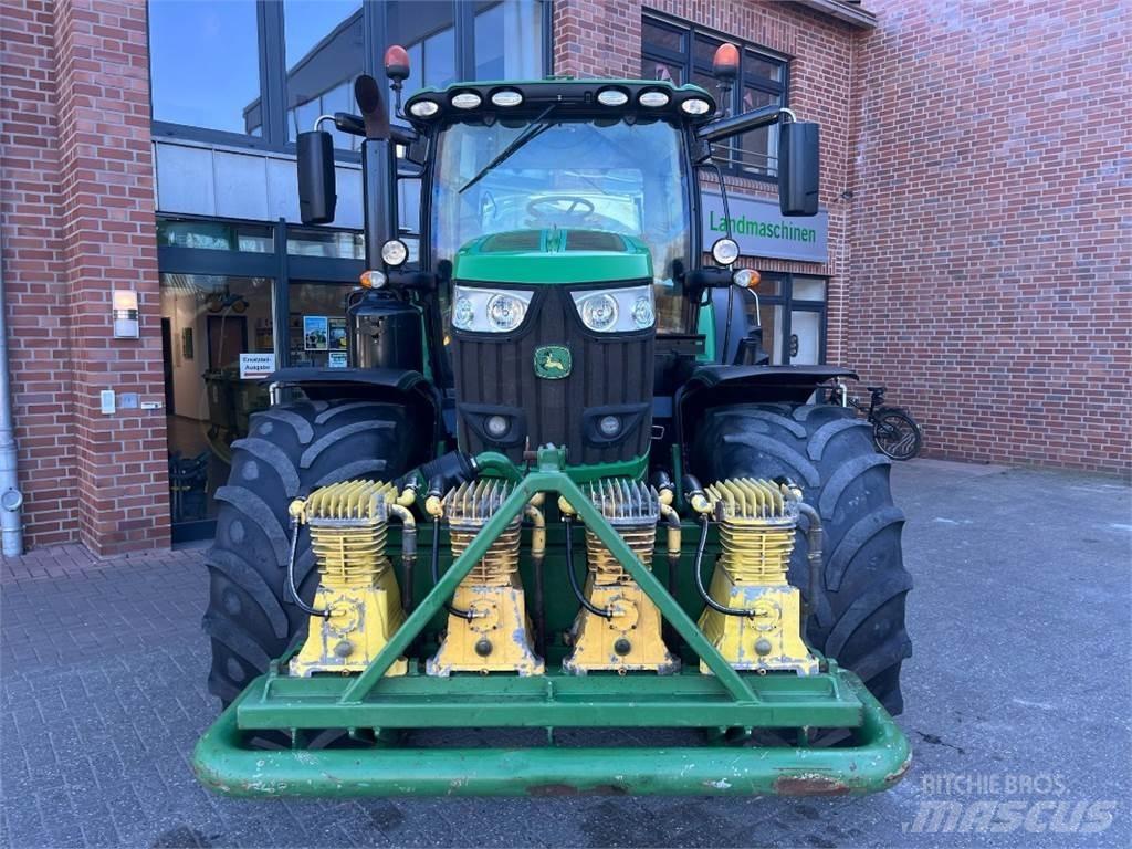 John Deere 6215R Traktory