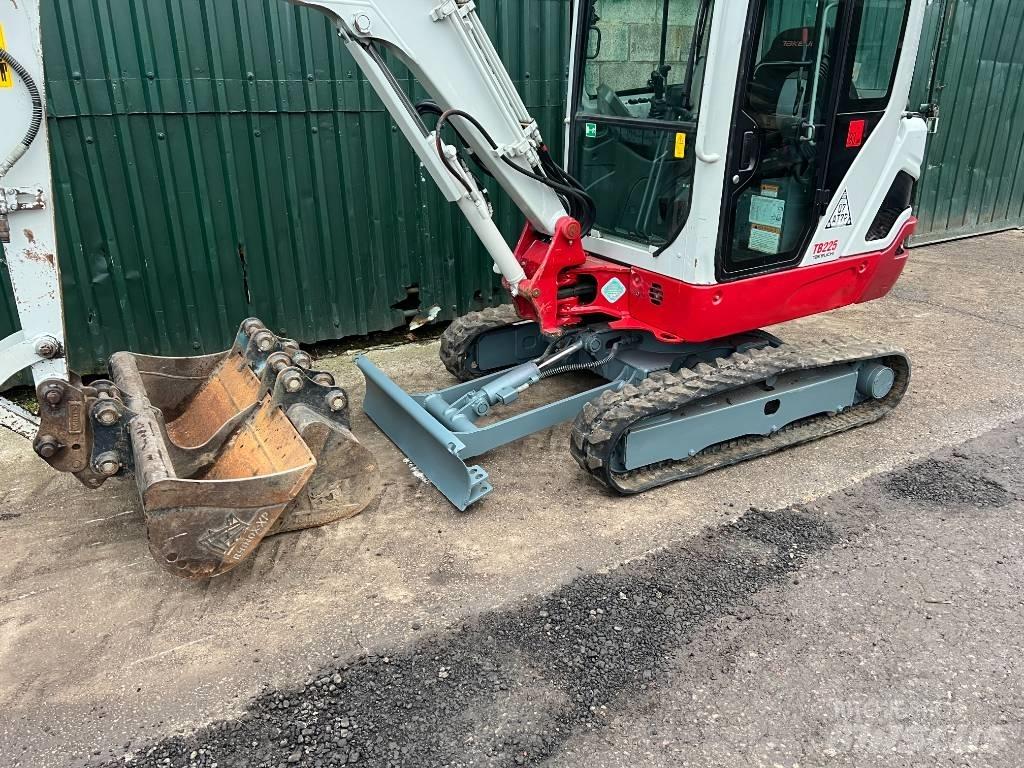 Takeuchi TB225 Mini rýpadla < 7t