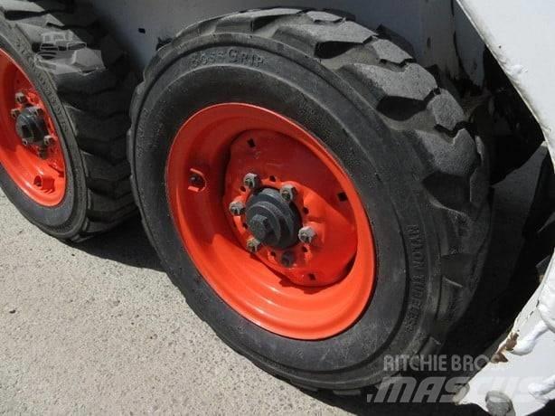 Bobcat 553 Smykem řízené nakladače