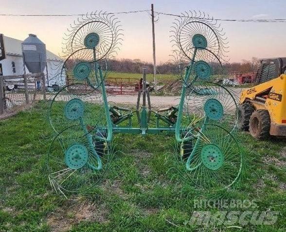 John Deere 702 Obraceče a shrabovače sena