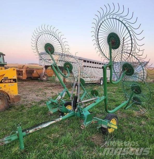 John Deere 702 Obraceče a shrabovače sena