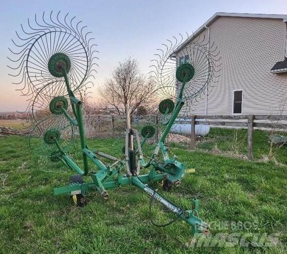 John Deere 702 Obraceče a shrabovače sena