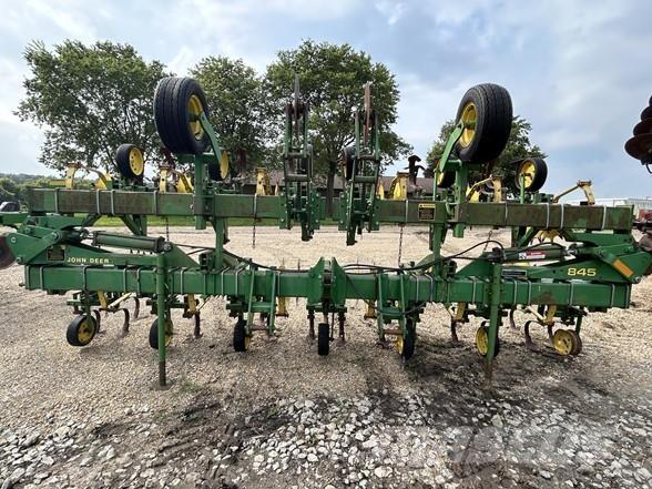 John Deere 845 Řádkové kultivátory