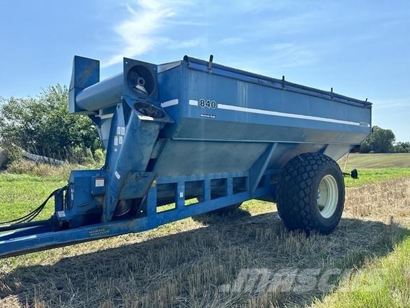 Kinze 840 Obilné návěsy