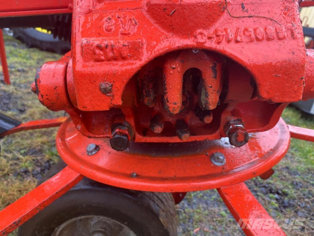 Kuhn GF8702 Obraceče a shrabovače sena