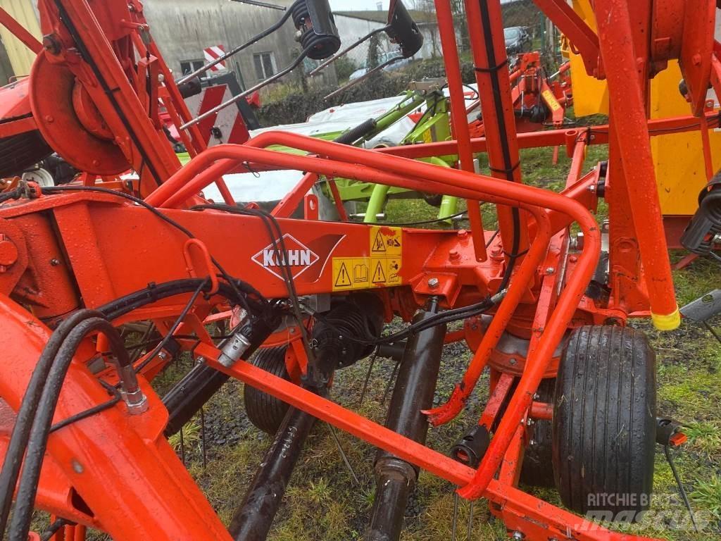 Kuhn GF8702 Obraceče a shrabovače sena
