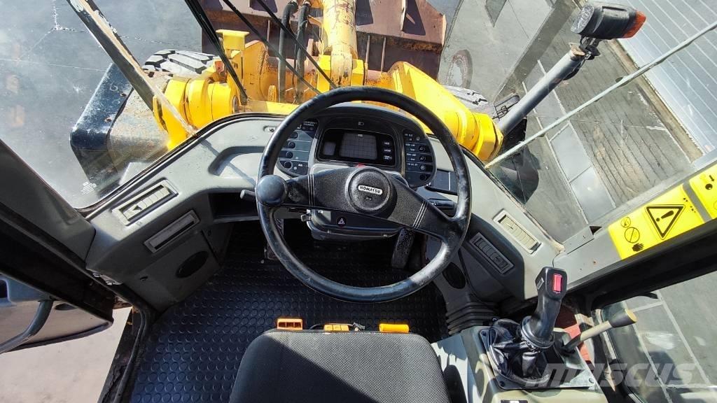 Komatsu WA 270-3 Kolové nakladače