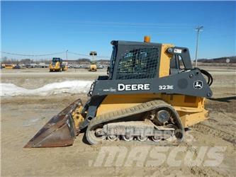 John Deere 323E Smykem řízené nakladače