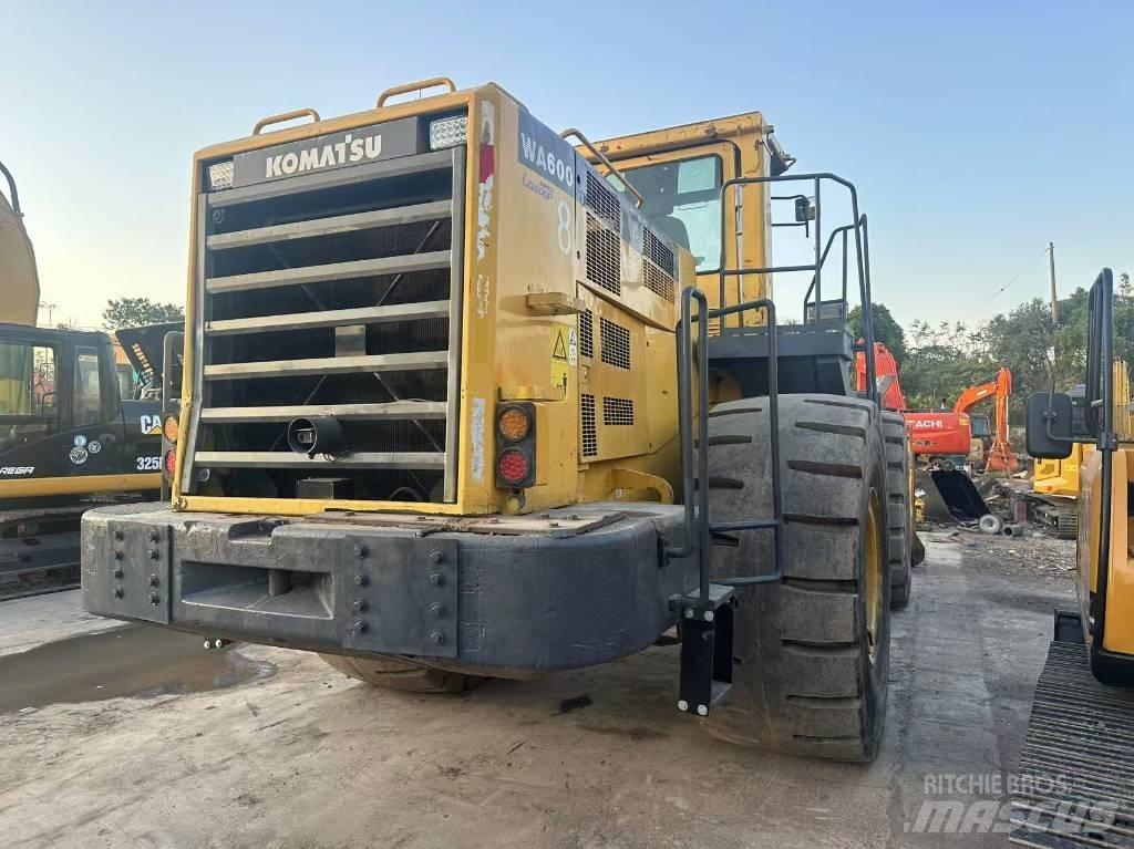 Komatsu WA 600 Kolové nakladače