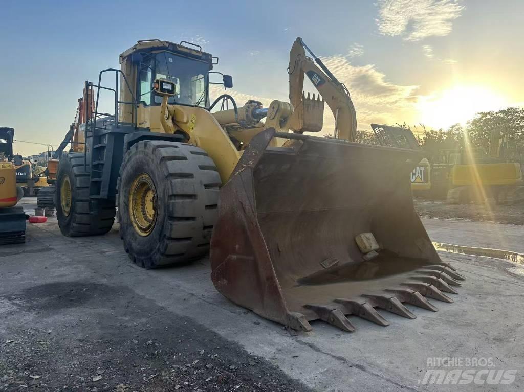 Komatsu WA 600 Kolové nakladače
