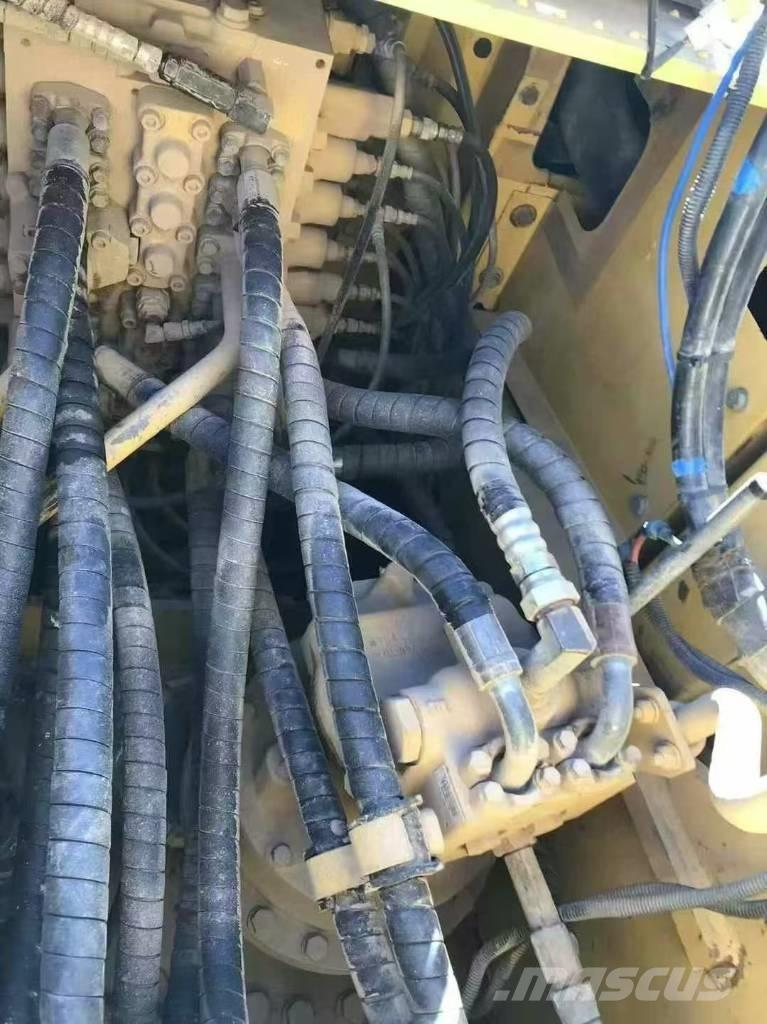 Komatsu PC 210 Pásová rýpadla