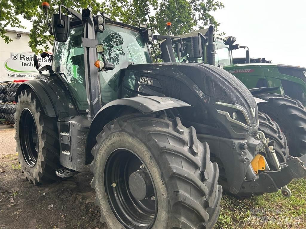 Valtra T 235 D Traktory