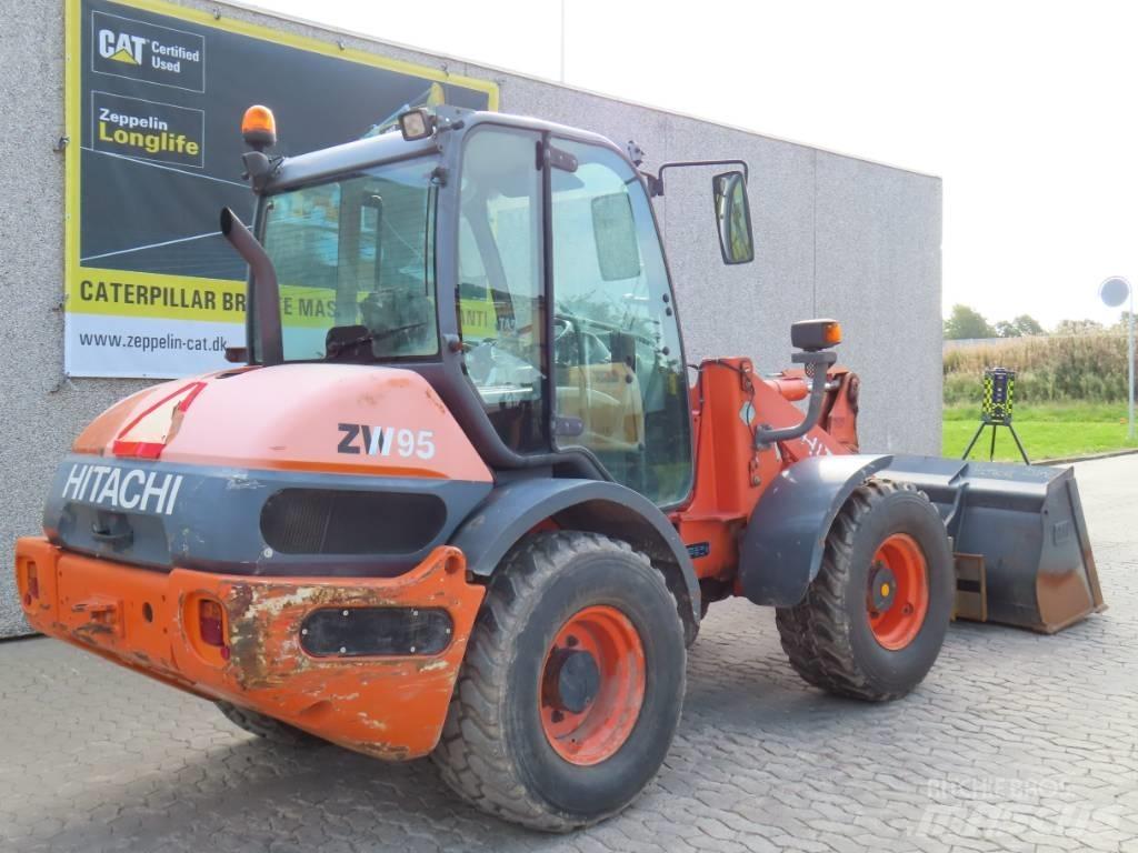 Hitachi ZX 95 Kolové nakladače