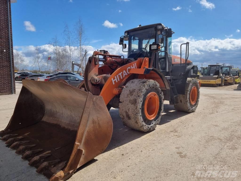 Hitachi ZW 220 Kolové nakladače