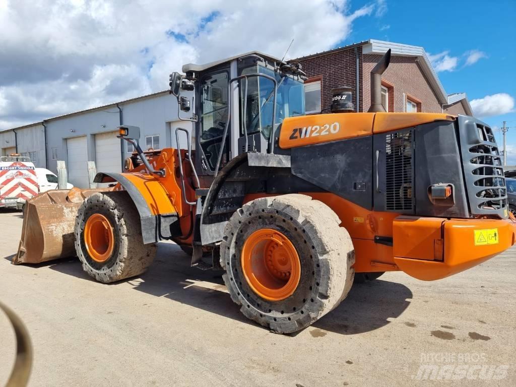 Hitachi ZW 220 Kolové nakladače