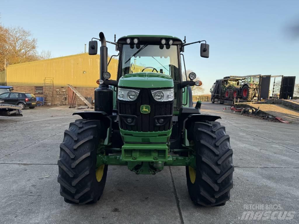 John Deere 6135M Traktory