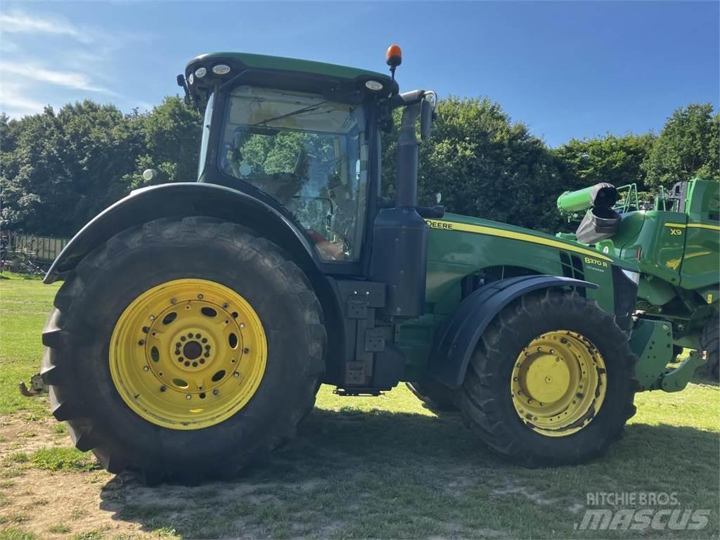 John Deere 8370R Traktory
