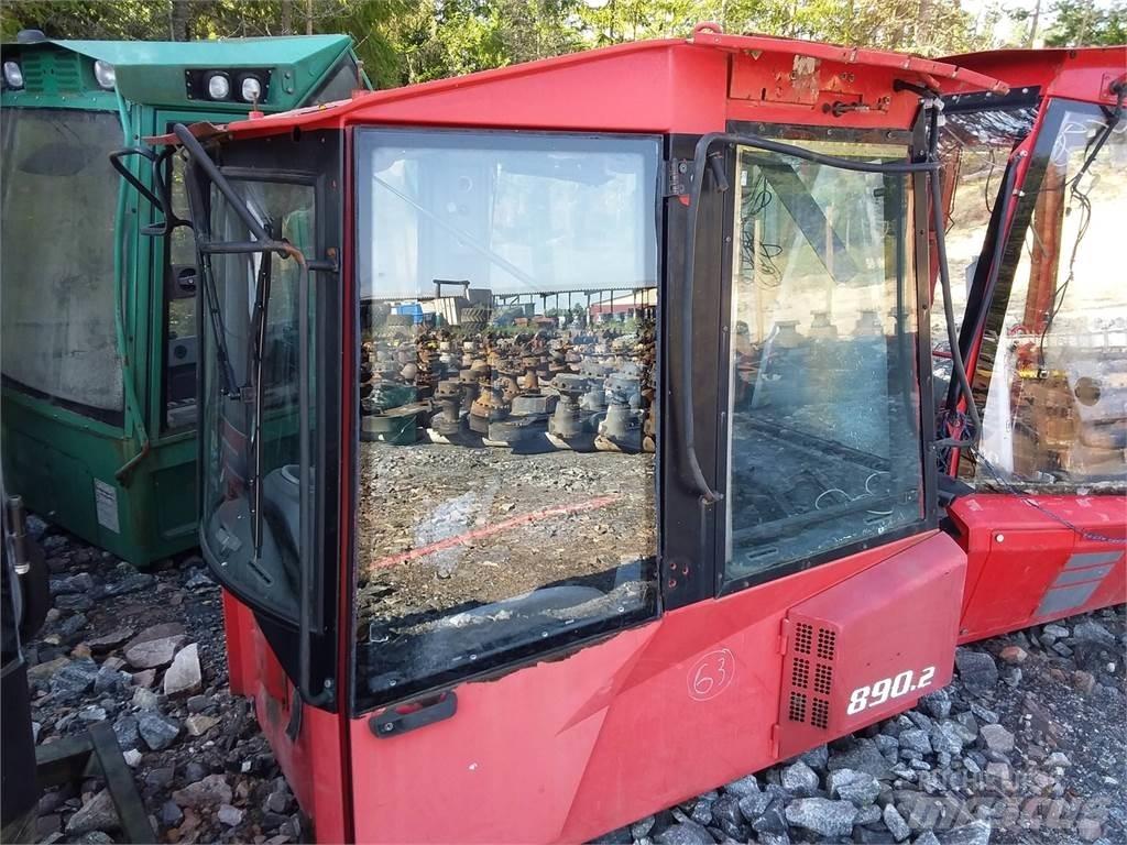 Valmet 890.2 Kabiny a interiér