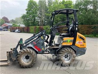 GiANT G2200E Smykem řízené nakladače