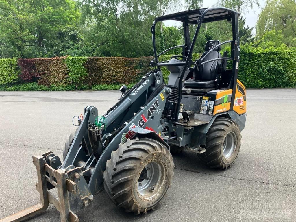 GiANT G2200E Smykem řízené nakladače