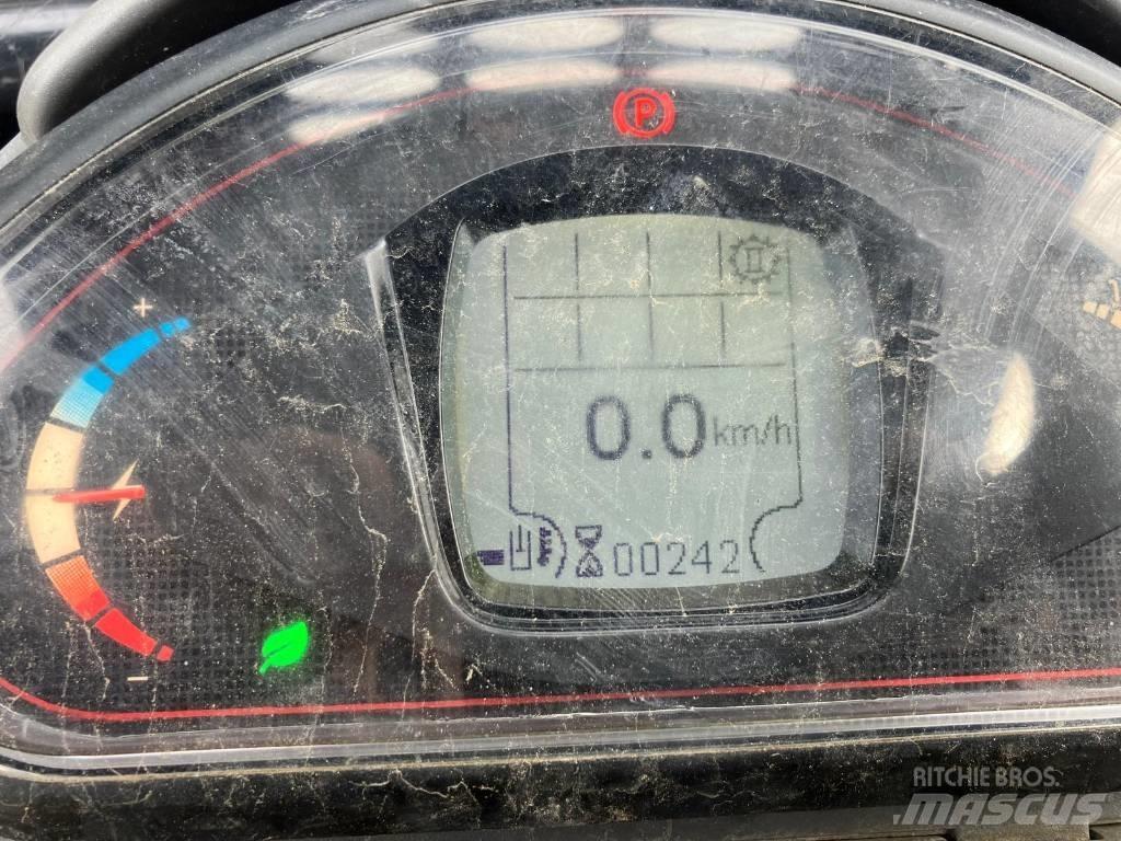 GiANT G2200E Smykem řízené nakladače