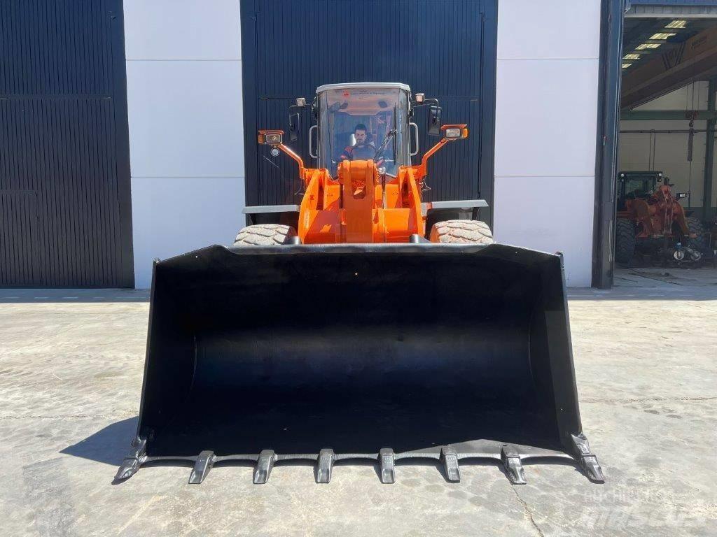 Hitachi LX 210 E Kolové nakladače