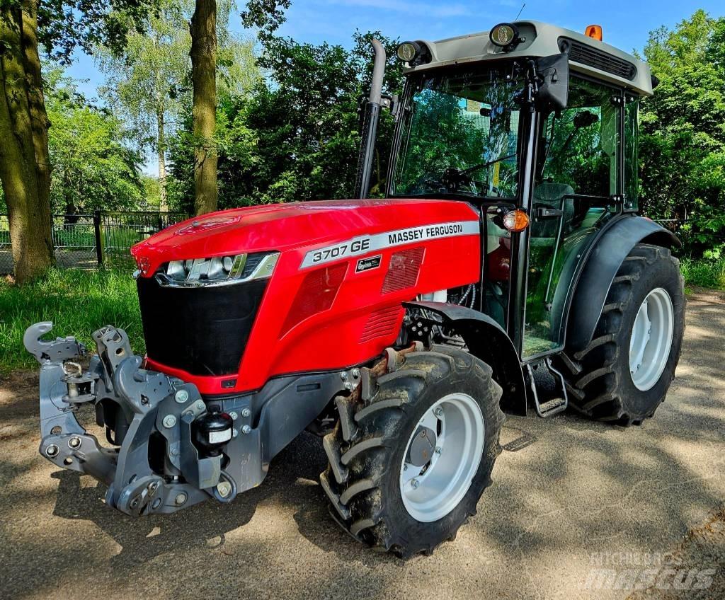 Massey Ferguson 3707 Traktory