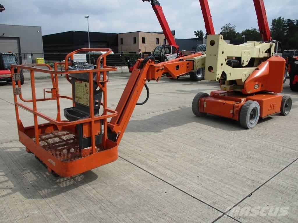 JLG E400 AJPN (048) Kompaktní samohybné kloubové plošiny