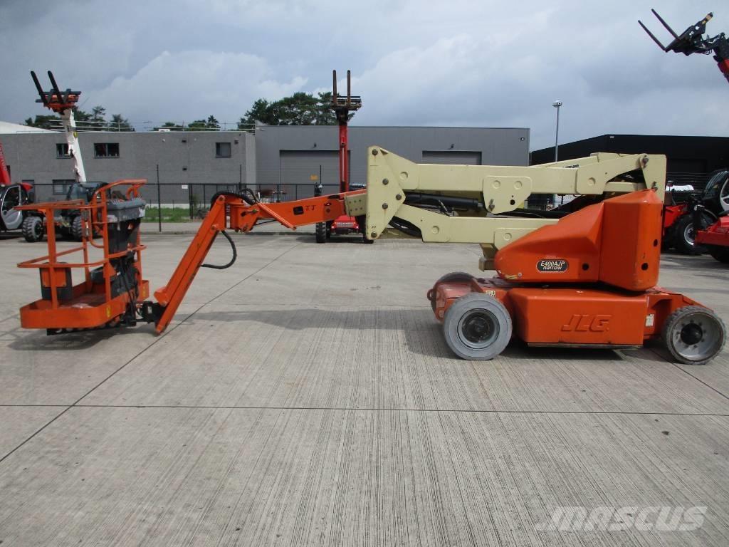 JLG E400 AJPN (048) Kompaktní samohybné kloubové plošiny