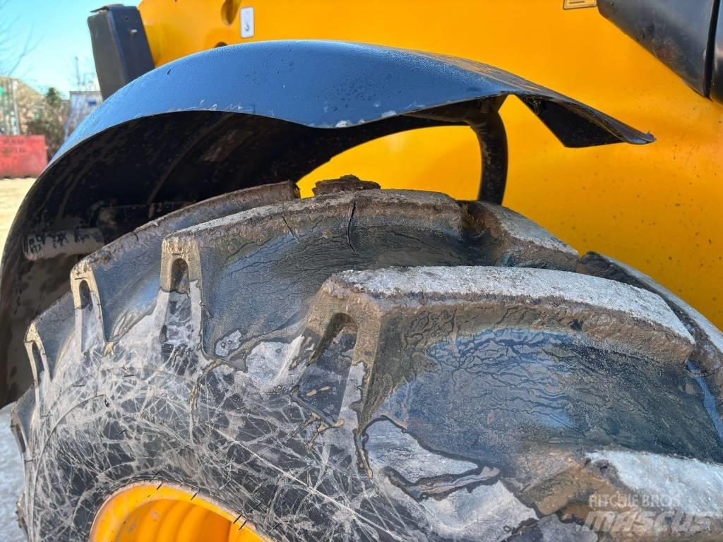 JCB 540-140 Hi Vis Teleskopické manipulátory